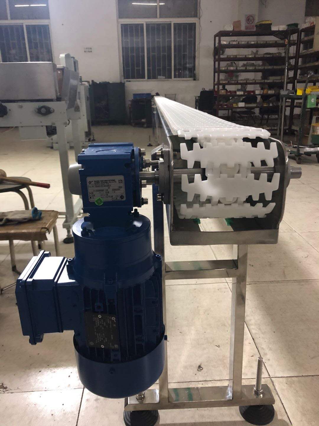青島鴻儒輸送機(jī)械與上海光明乳業(yè)簽訂鏈板輸送機(jī)械合同！